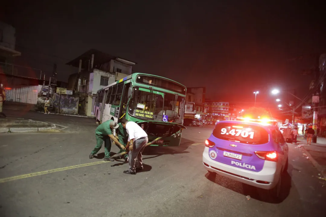 Cerca de 15 homens de uma facção que atua na região do Coroado ameaçaram colocar fogo em coletivos ainda com os passageiros dentro