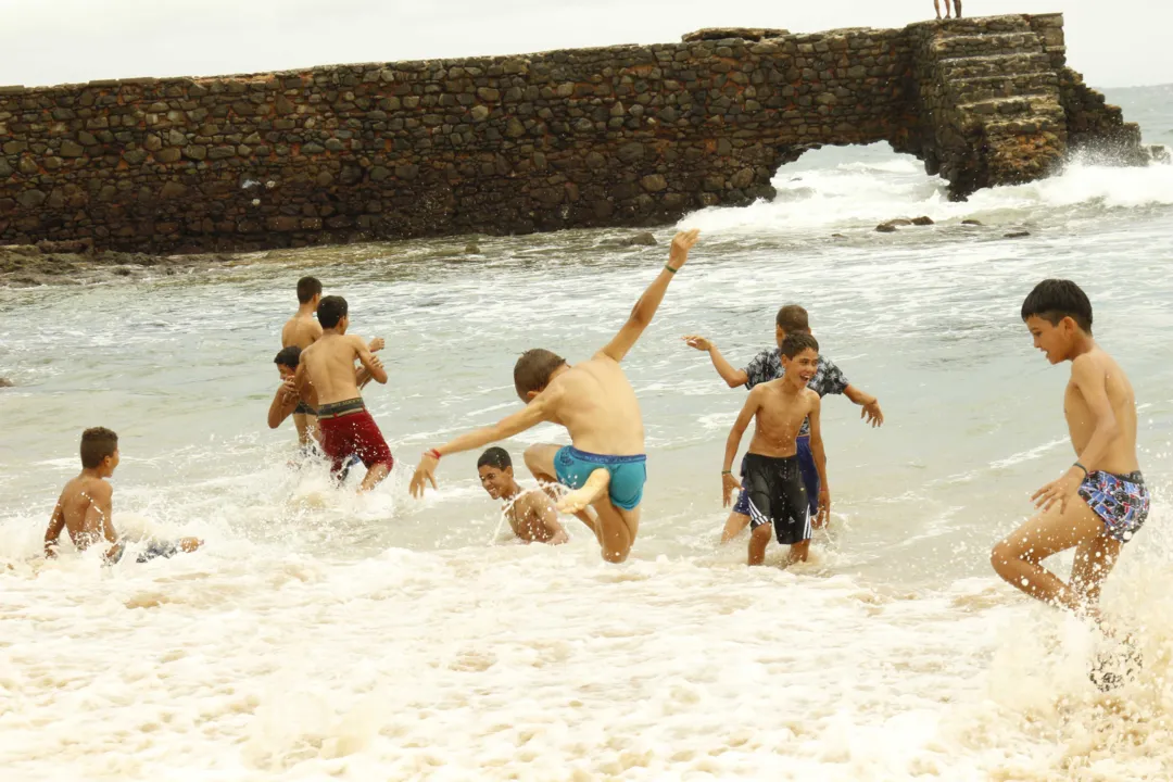 A emoção de conhecer o mar e pisar na areia da praia pela primeira vez foi vivida por 18 estudantes da Escola do Campo Sala Avançada Dom Pedro II, unidade municipal localizada no povoado de Sanharó, em Sento Sé.