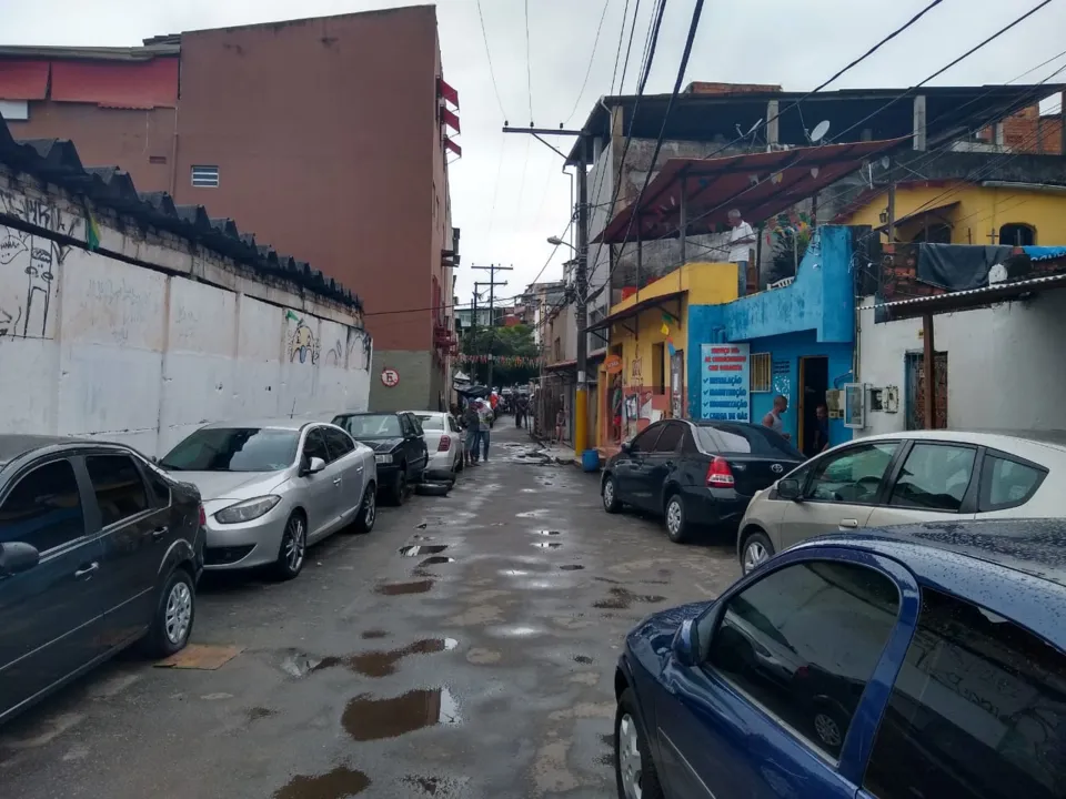 Veículos estavam depredados, com vidros quebrados, pneus furados, para-brisas quebrados e arranhões.