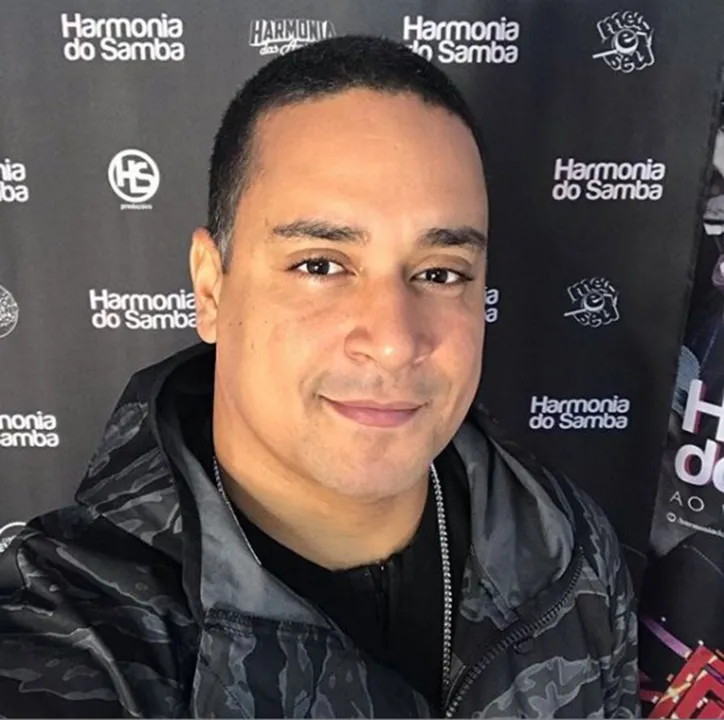A atriz apontou que por ser evangélico, o cantor cortou a parte “do canto Candomblé” da canção Raiz de Todo Bem