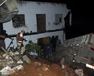 Carreta invade casas e deixa seis feridos em Medeiros Neto