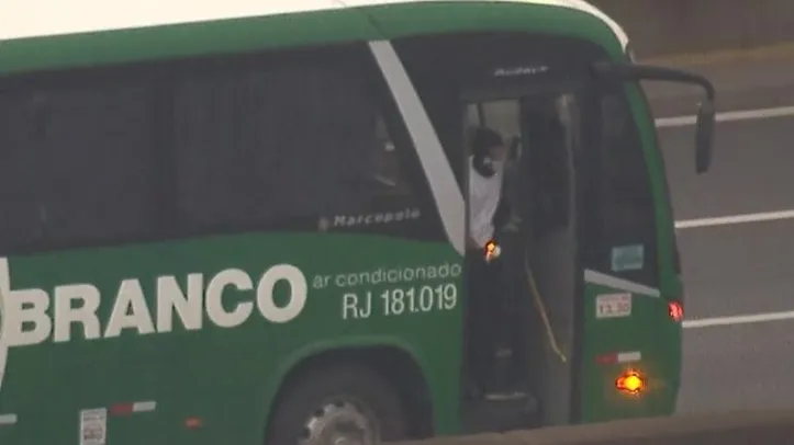 Imagem ilustrativa da imagem Sequestrador é morto por atiradores e reféns são liberados de ônibus no Rio