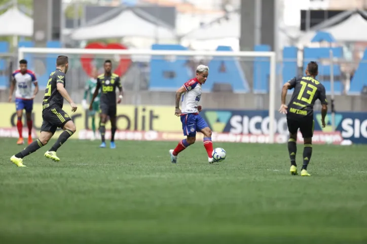 Gilberto faz hat-trick, Bahia atropela o Fla e encerra jejum de triunfos