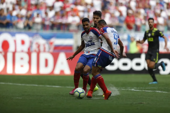 Gilberto faz hat-trick, Bahia atropela o Fla e encerra jejum de triunfos