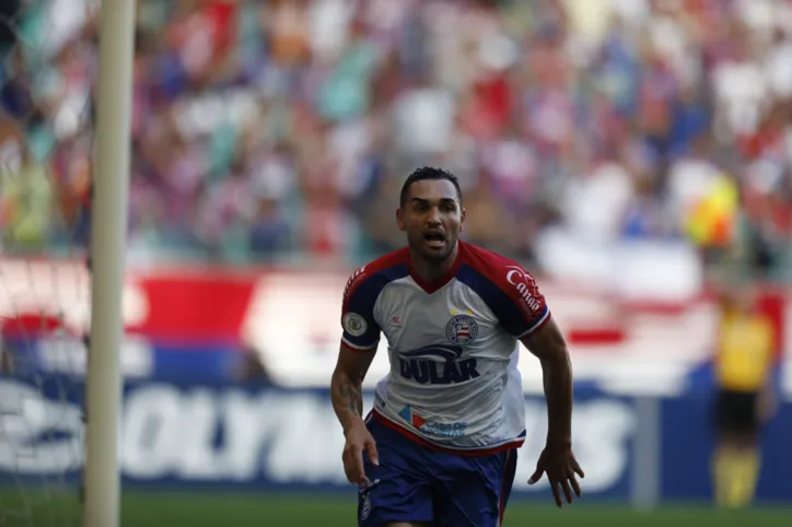 Gilberto faz hat-trick, Bahia atropela o Fla e encerra jejum de triunfos