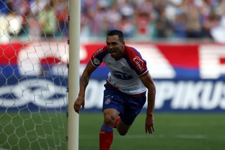 Gilberto faz hat-trick, Bahia atropela o Fla e encerra jejum de triunfos