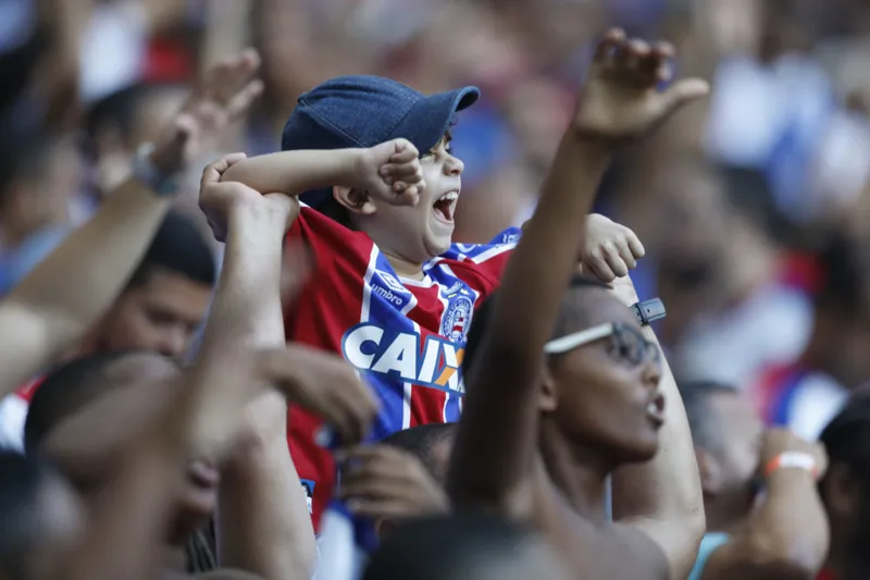 Gilberto faz hat-trick, Bahia atropela o Fla e encerra jejum de triunfos