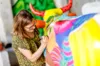 Artistas pintam esculturas de vaca da 13ª edição da CowParade Brasil