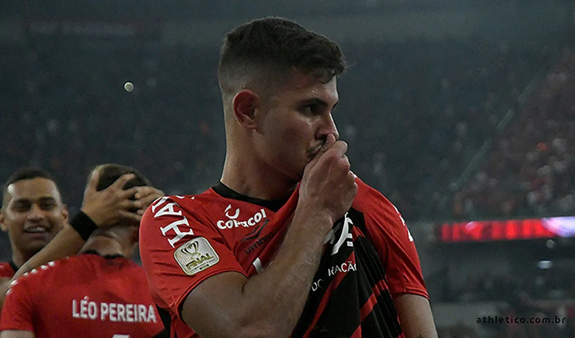 Bruno Guimarães marcou o único gol do jogo
