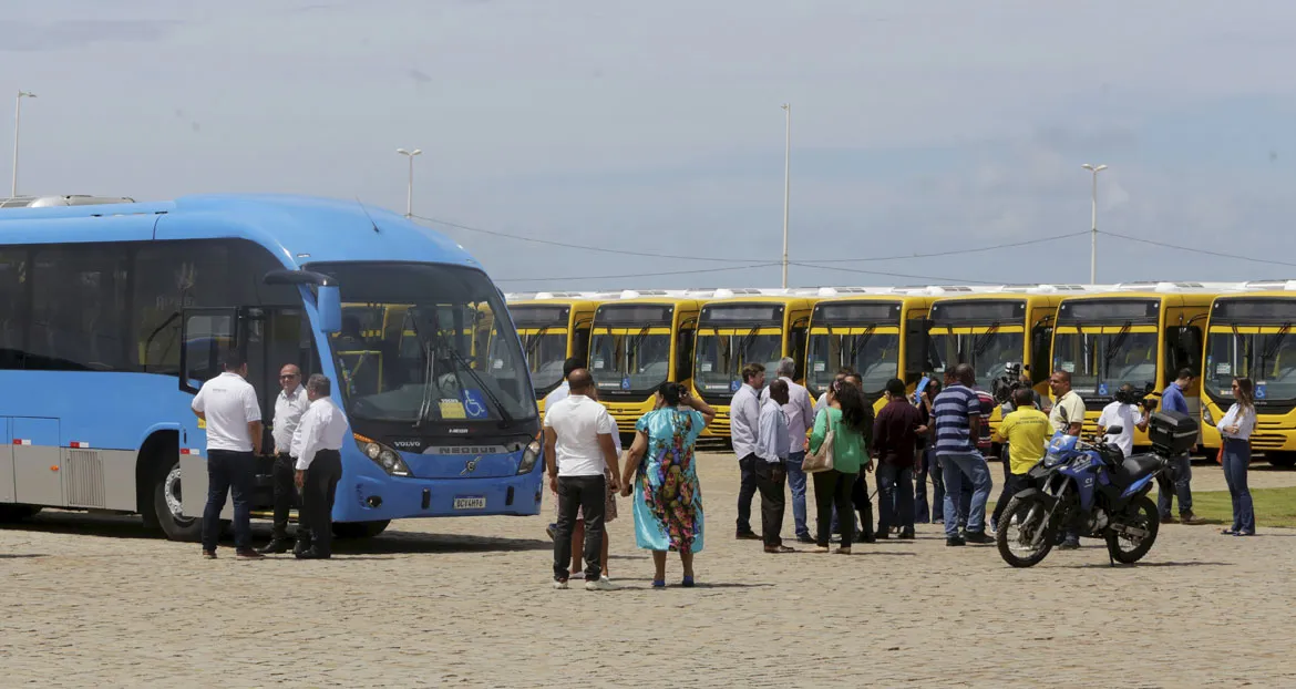 Novos ônibus com ar-condicionado e veículo do sistema BRT (azul)
