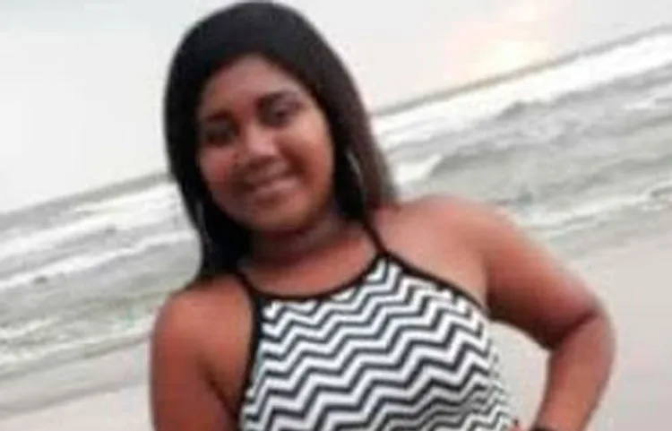 Jovem foi socorrida por banhistas, mas não resistiu