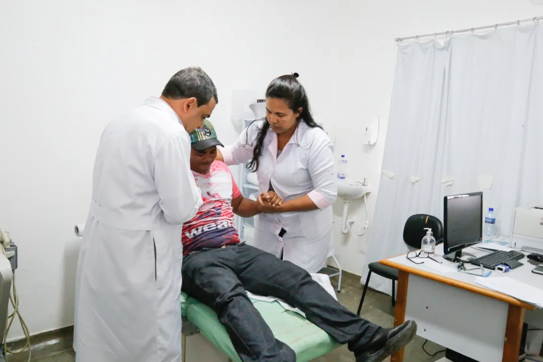 Os atendimentos são realizados por uma equipe de profissionais multidisciplinar, composta por fisioterapeutas, psicólogos, nutricionistas, enfermeiros, educadores físicos e médicos especialistas da dor.