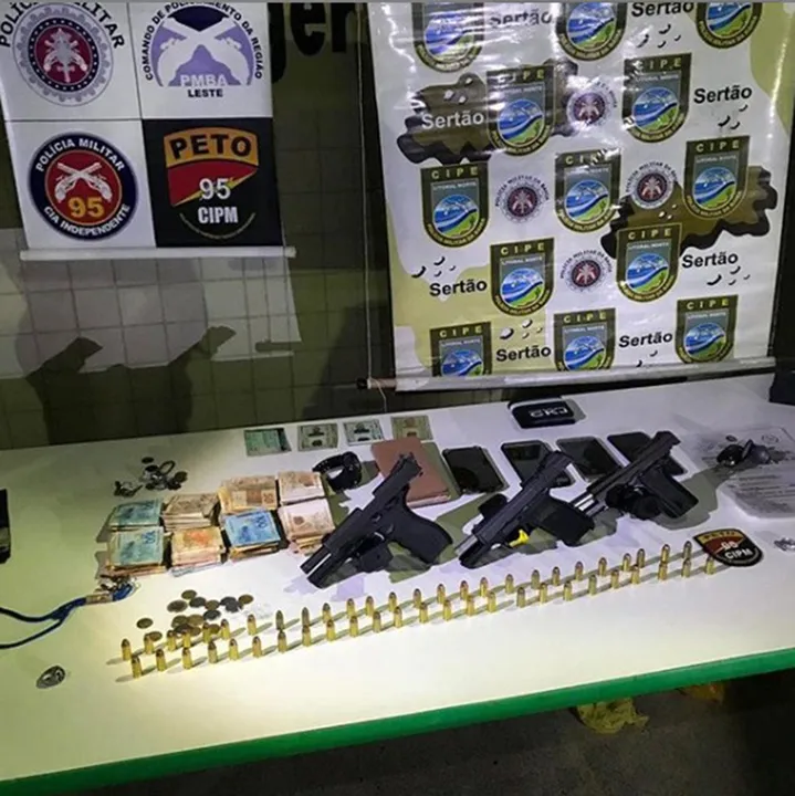 Os suspeitos portavam arma de uso restrito