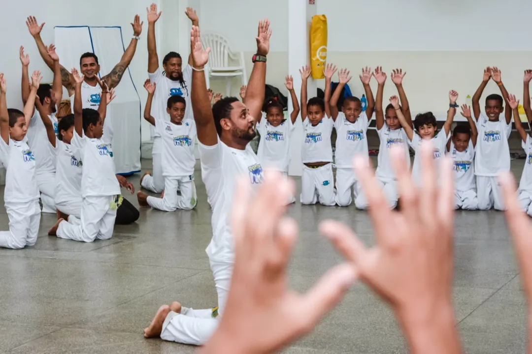 Além da aula de capoeira e maculelê, com o Mestre Balão, os capoeiristas mirins irão participar da ação intitulada “Capoema”, com o Mestre Grandão, que recitará músicas de capoeira.