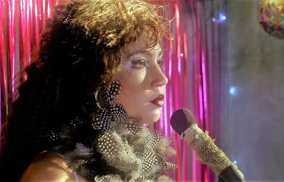 O filme se passa todo dentro de um bar chamado mesmo de Inferninho