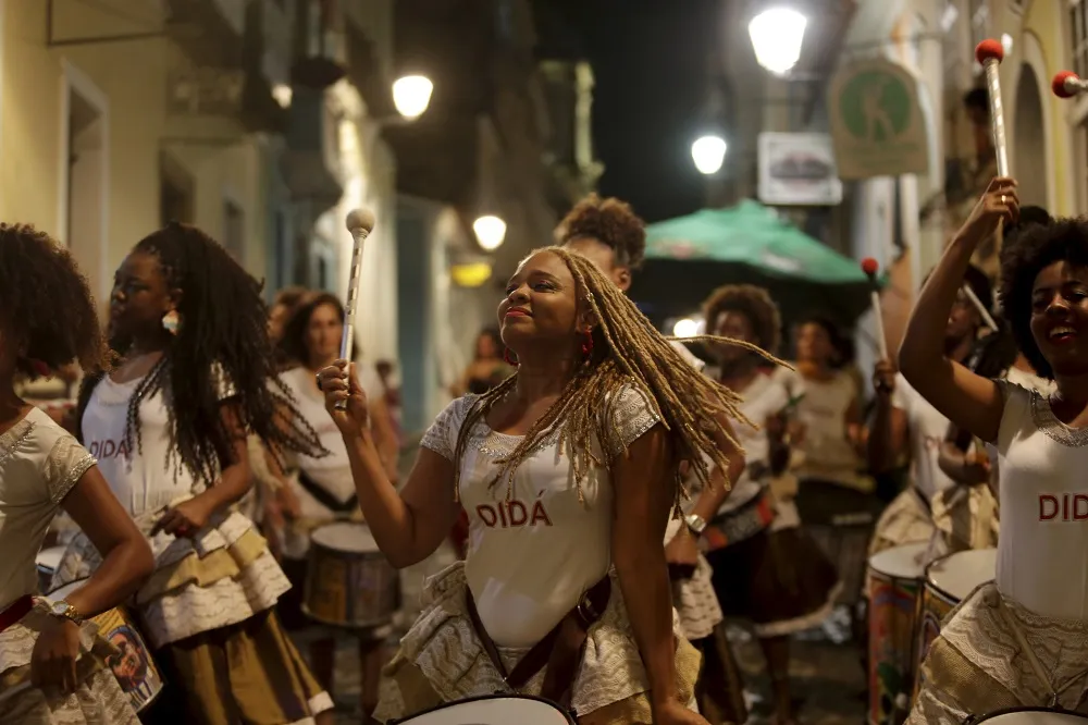 Apresentação no Pelourinho, onde fica a sede do grupo, criado por Neguinho do Samba