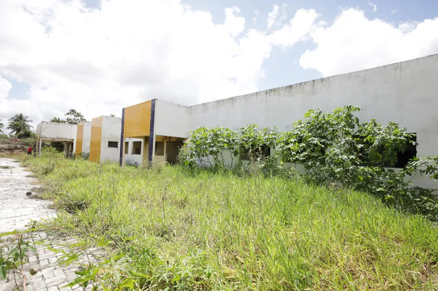Obra foi abandonada pela empresa CSI Serviços