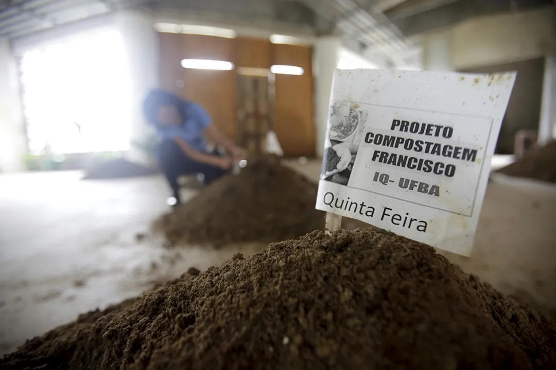 Ufba suspendeu a compra de fertilizantes e usa apenas o adubo produzido pelo grupo