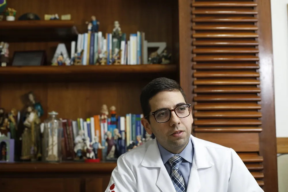 O geriatra Leonardo Oliva conta que a depressão nos idosos se mostra com sintomas físicos