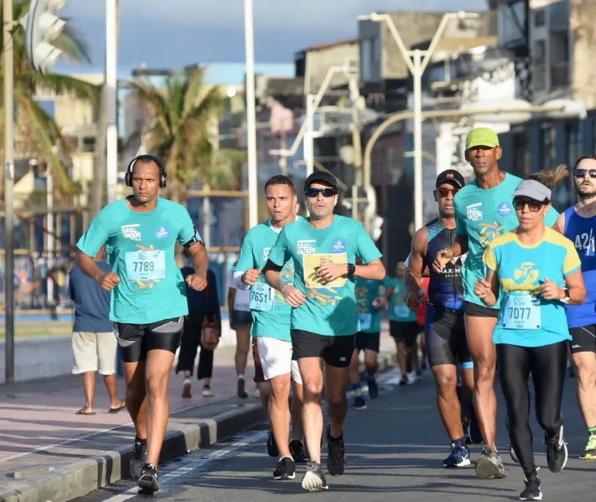 Prefeito participou do evento de rua, ao lado de representantes do evento e da prefeitura
