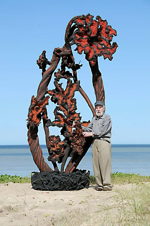 Frans Krajcberg foi um pintor, escultor, gravador, fotógrafo e artista plástico nascido na Polônia e naturalizado brasileiro