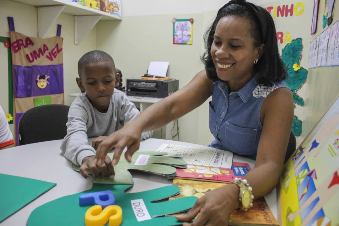 O espaço é dotado de equipamentos e recursos pedagógicos adequados às necessidades educacionais dos alunos com deficiências, complementando os processos pedagógicos desenvolvidos na aula.