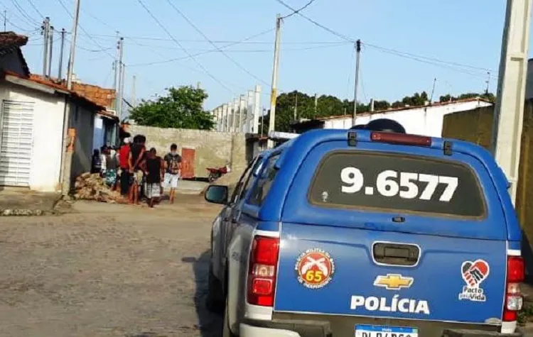 Vítima estaria saindo de casa quando foi surpreendida por suspeitos em um veículo
