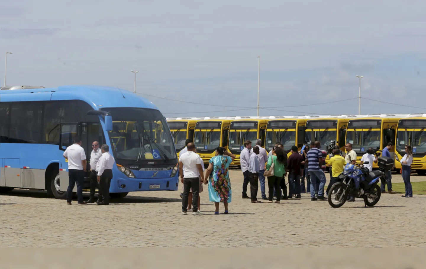 Novos ônibus com ar-condicionado e veículo do sistema BRT (azul)