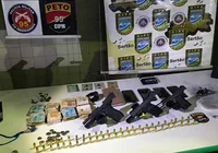 Flagrados com armas, suspeitos tentam subornar policiais com 12 mil reais