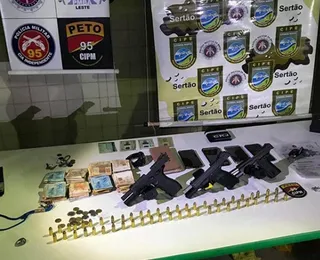Flagrados com armas, suspeitos tentam subornar policiais com 12 mil reais