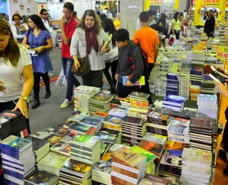 Estudantes entregam abaixo-assinado com 1 milhão de assinaturas contra taxação de livros