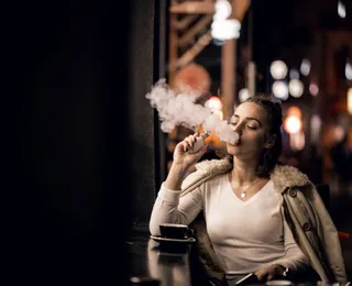 Proibida no Brasil, venda de cigarro eletrônico é feita em sites e nas redes