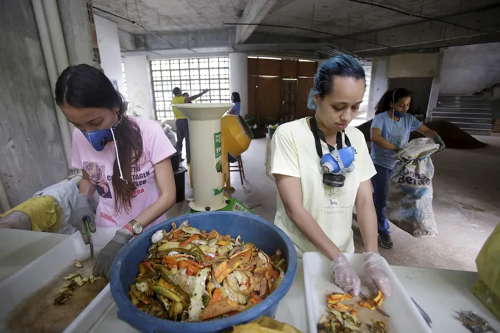Imagem ilustrativa da imagem Consciência ambiental: restos de comida viram adubo na Ufba