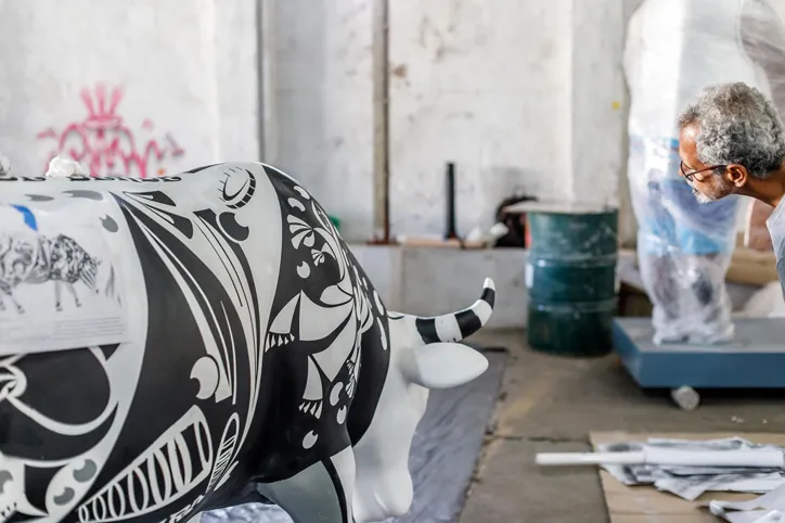 Artistas pintam esculturas de vaca da 13ª edição da CowParade Brasil