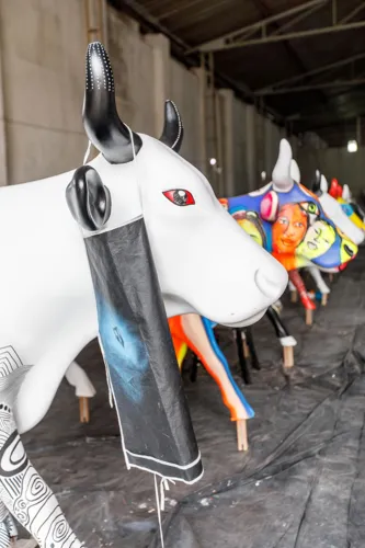 Artistas pintam esculturas de vaca da 13ª edição da CowParade Brasil