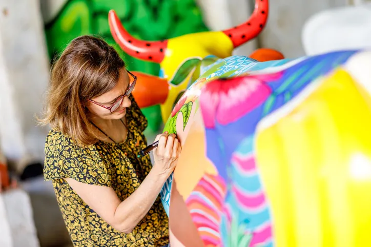 Artistas pintam esculturas de vaca da 13ª edição da CowParade Brasil
