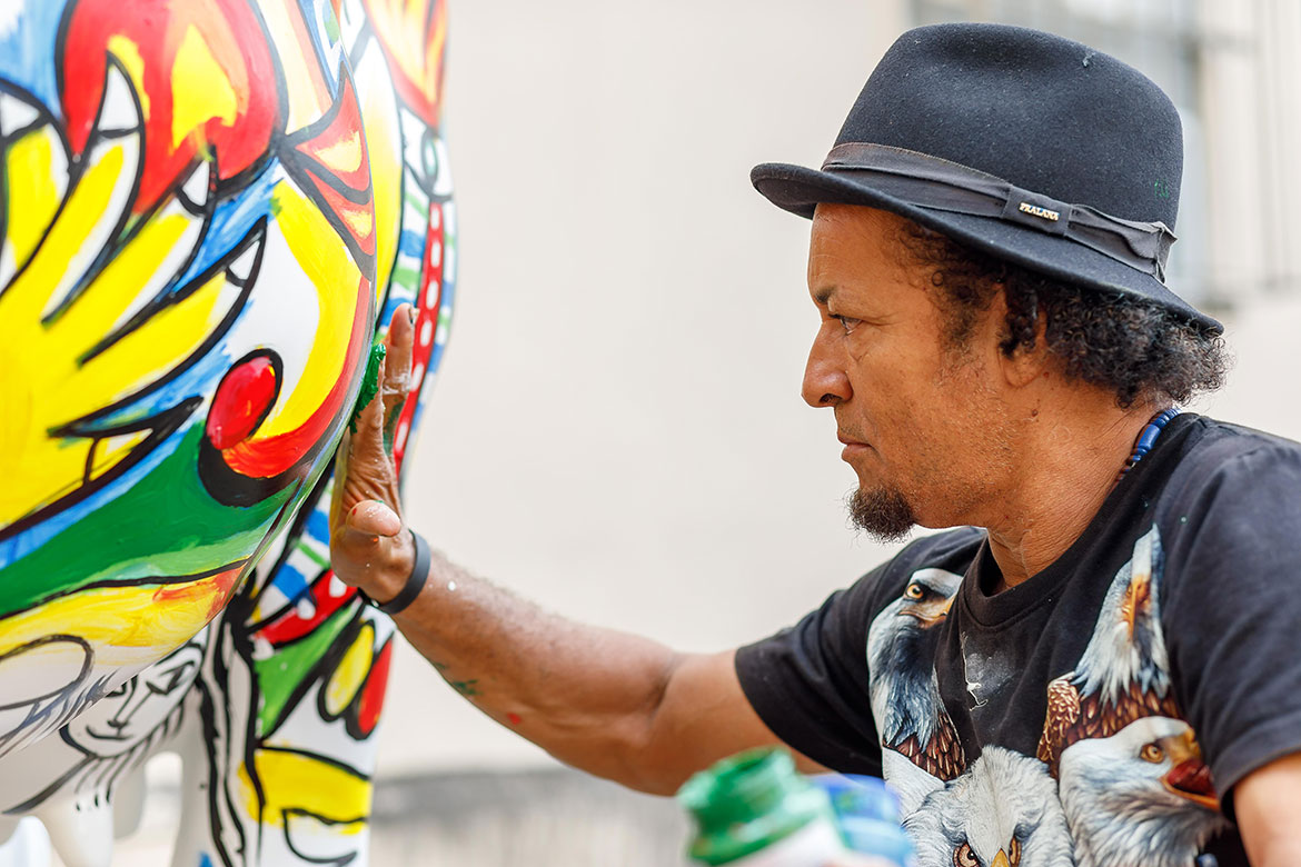 Artistas pintam esculturas de vaca da 13ª edição da CowParade Brasil