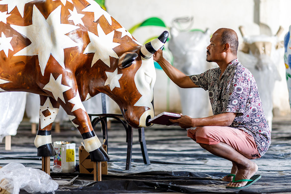 Artistas pintam esculturas de vaca da 13ª edição da CowParade Brasil