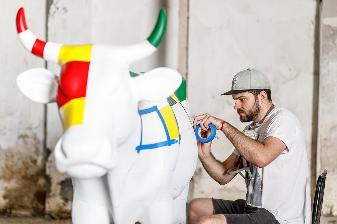 Artistas pintam esculturas de vaca da 13ª edição da CowParade Brasil