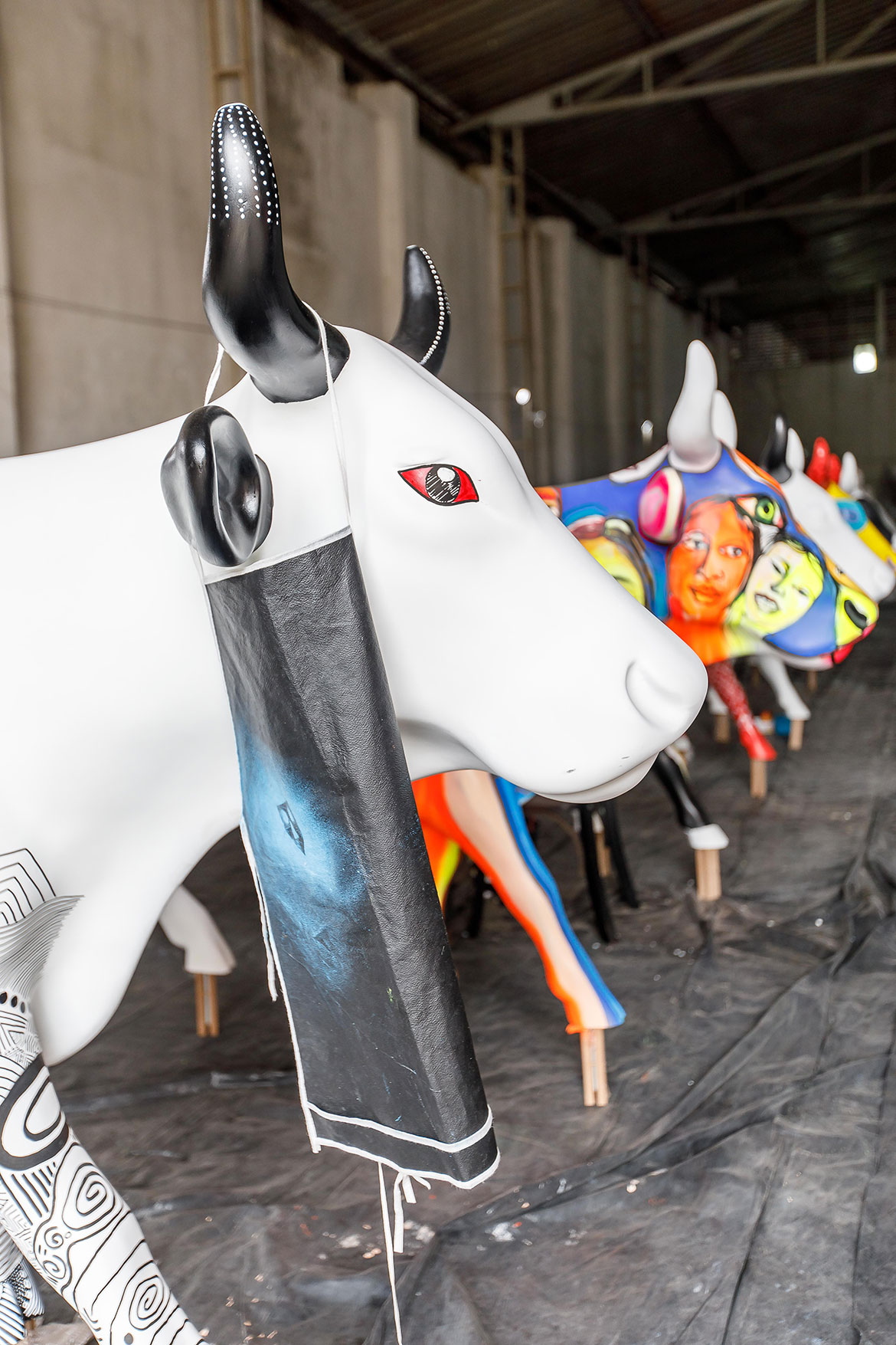 Artistas pintam esculturas de vaca da 13ª edição da CowParade Brasil