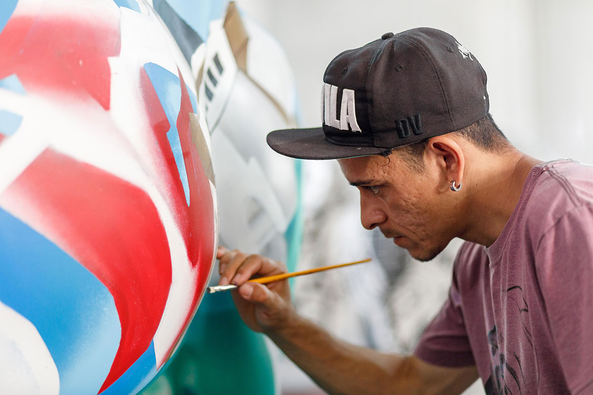Artistas pintam esculturas de vaca da 13ª edição da CowParade Brasil