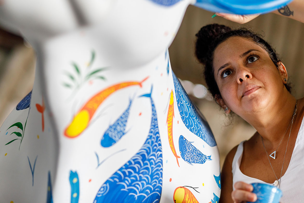 Artistas pintam esculturas de vaca da 13ª edição da CowParade Brasil