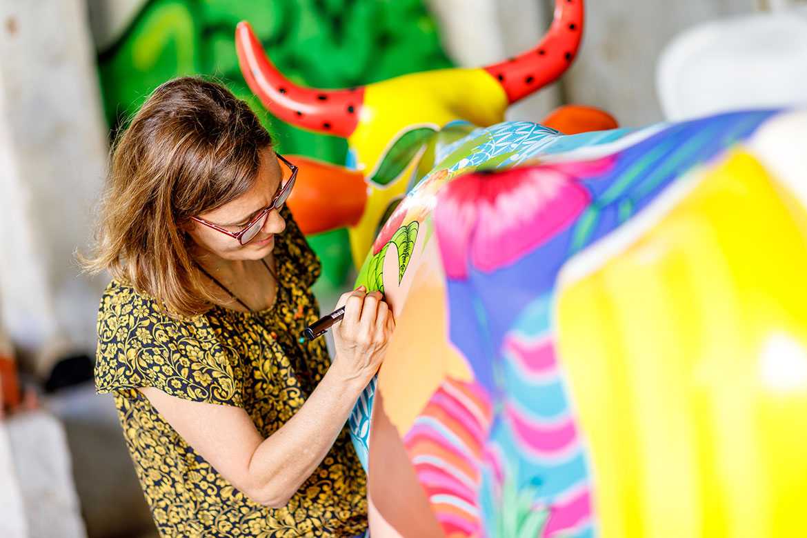 Artistas pintam esculturas de vaca da 13ª edição da CowParade Brasil