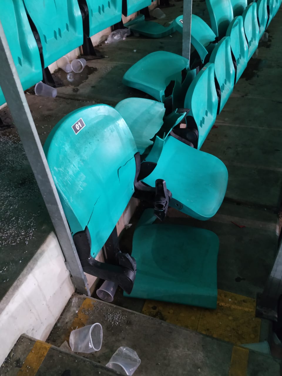 Imagem ilustrativa da imagem Torcedores do Vitória depredam Arena após revés; clube repudia vandalismo