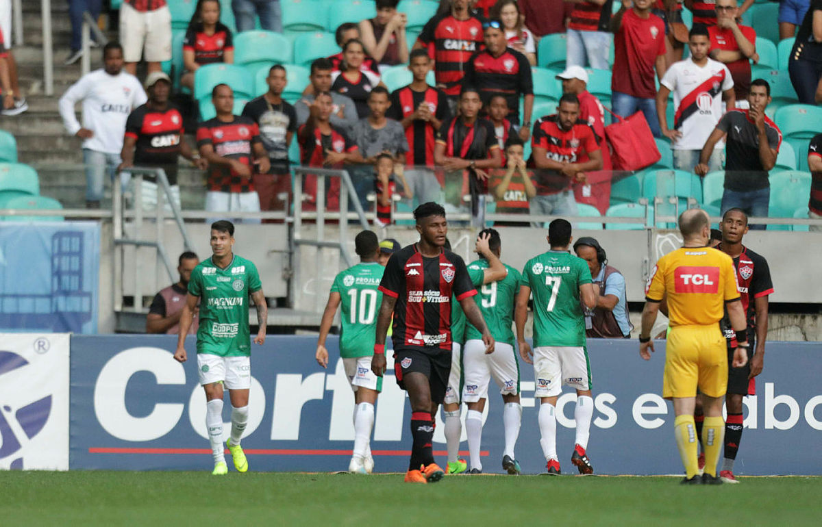 Em retorno à Fonte Nova, Vitória joga mal e perde para o Guarani