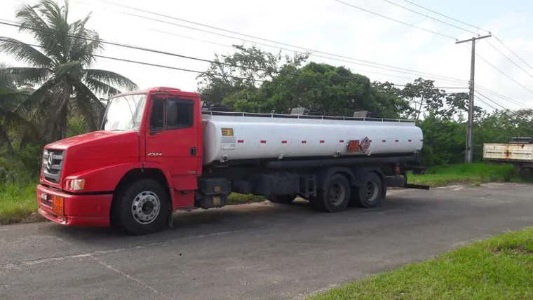 O caminhão estaria carregado com 10 mil litros de gasolina e cinco mil de etanol
