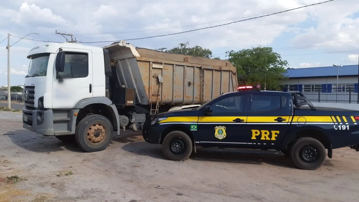 Caminhão possui ocorrência de roubo registrada em outubro de 2014, na cidade de Arujá, em São Paulo