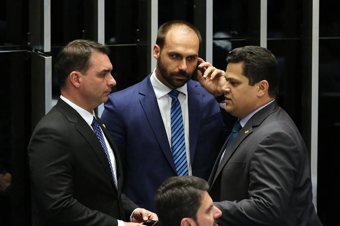 O filho do presidente Jair Bolsonaro (centro) é o atual líder do PSL