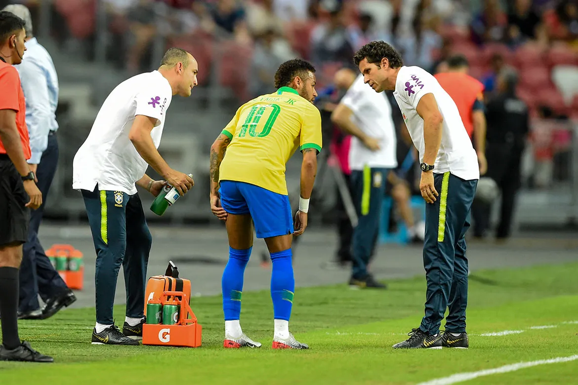 Neymar se machucou no início do empate por 1 a 1 com a Nigéria, em Cingapura
