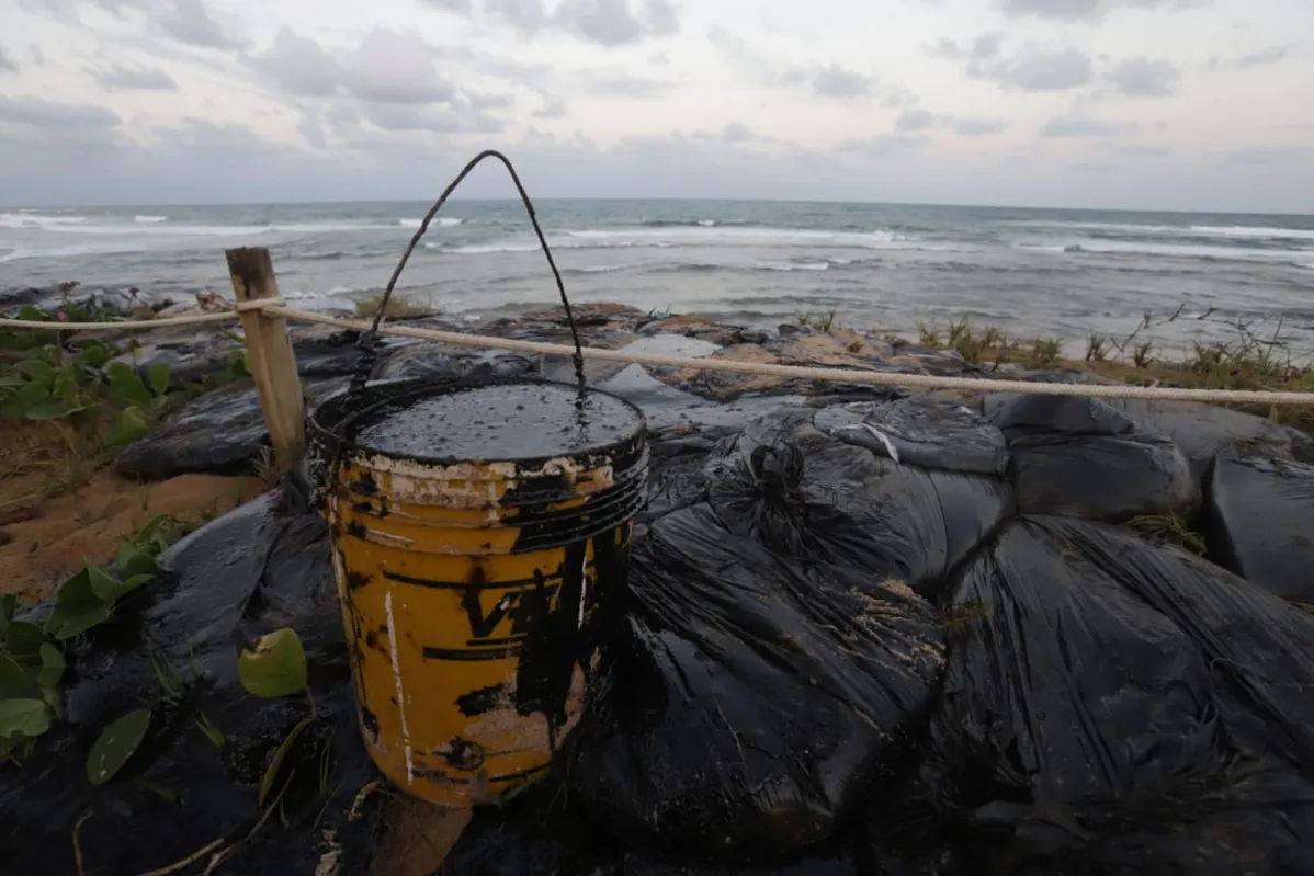 Manchas de óleo têm se espalhado em Praia do Forte
